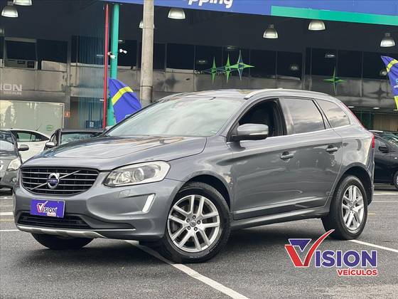VOLVO XC60 2.4 D5 MOMENTUM DIESEL AWD 4P AUTOMÁTICO
